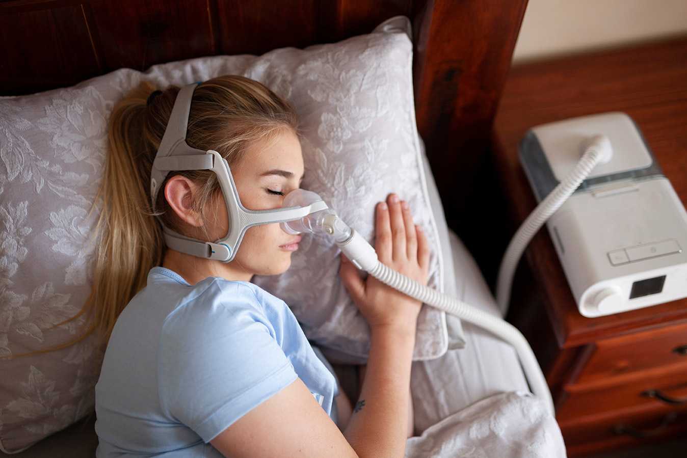 Paciente usando CPAP durante o sono