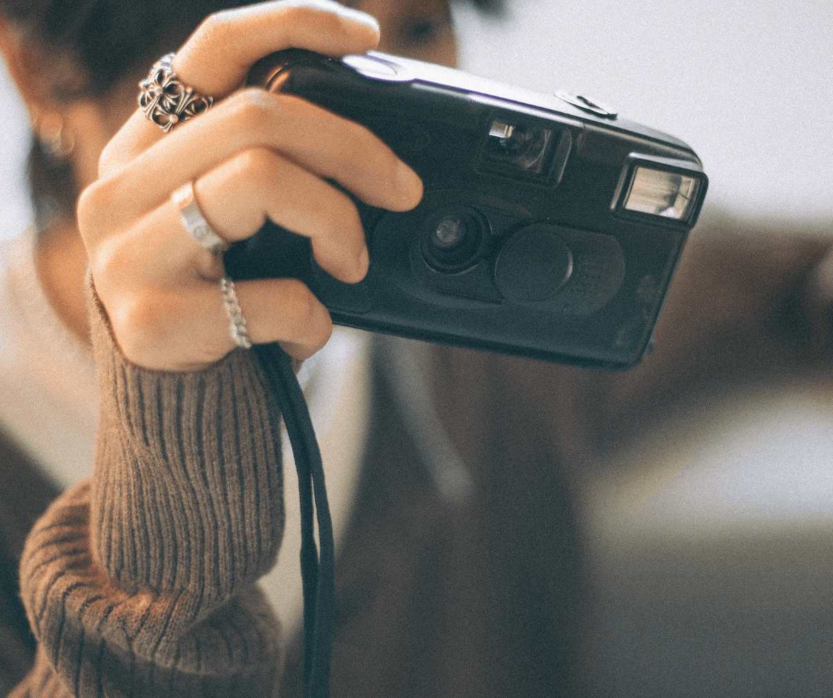 Плёночная камера в руках фотографа