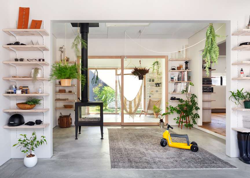 Sala de estar moderna em residência japonesa