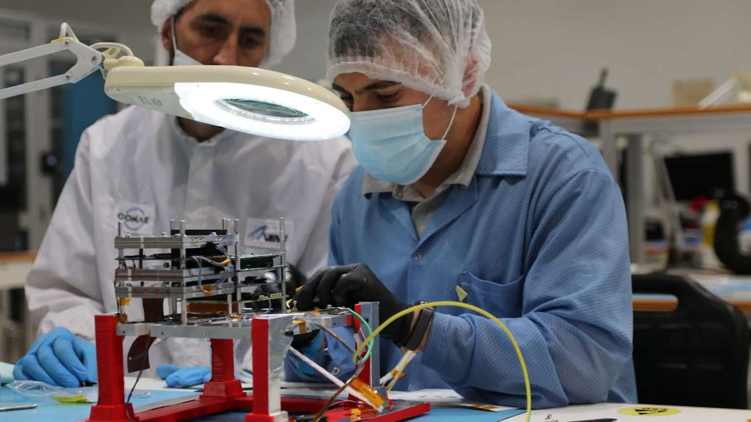 T&eacute;cnicos de CONAE trabajando en el microsat&eacute;lite ATENEA