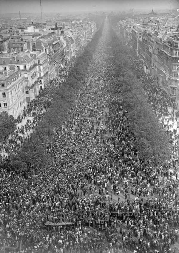 Foule sur les Champs-Élysées le 8 mai 1945