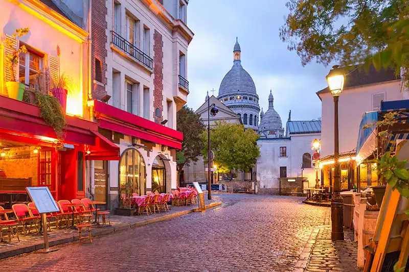 Cafés de Montmartre avec le Sacré-Cœur en arrière-plan