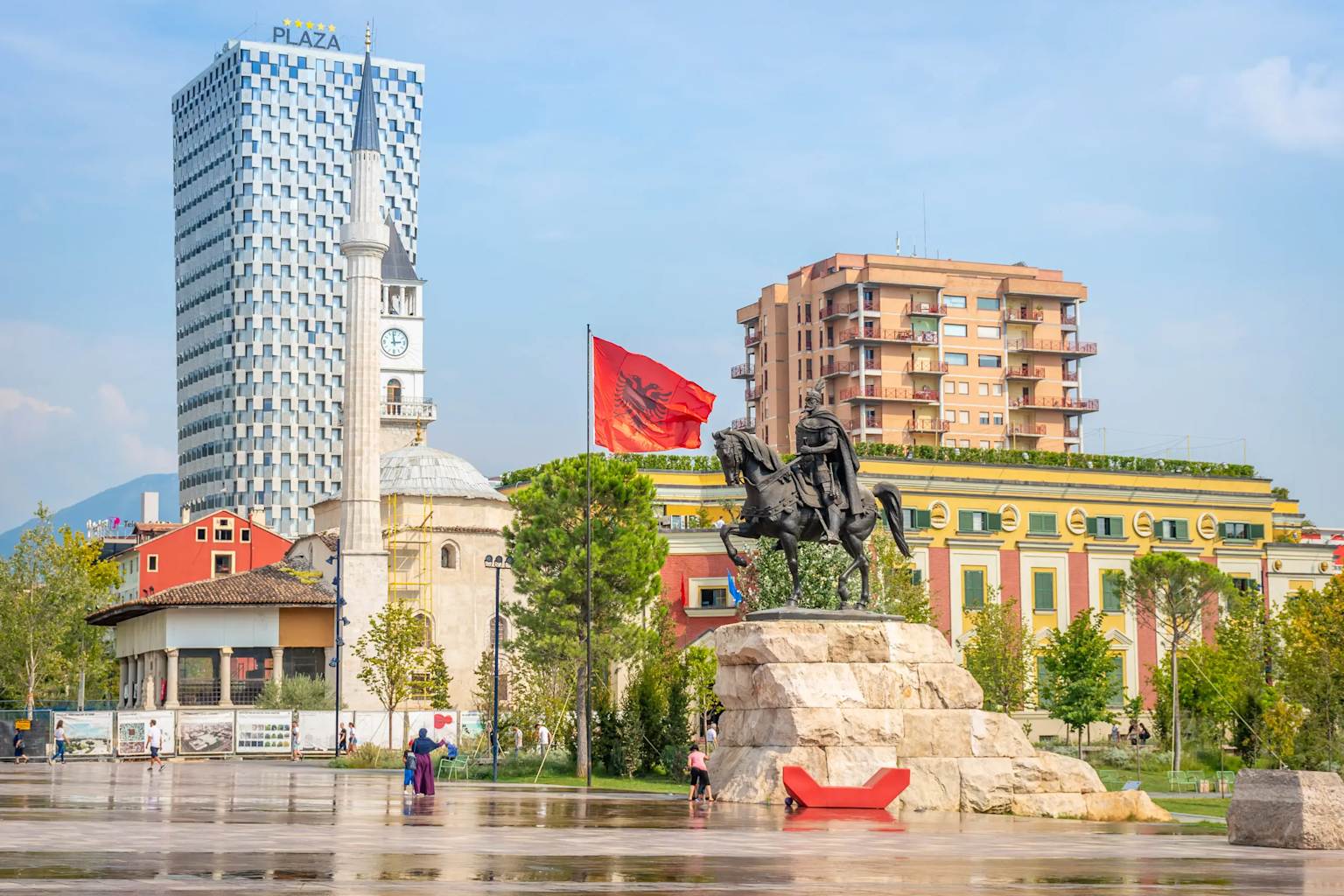 Praça Skanderbeg em Tirana, Albânia, com a estátua equestre de Skanderbeg e a Mesquita Et