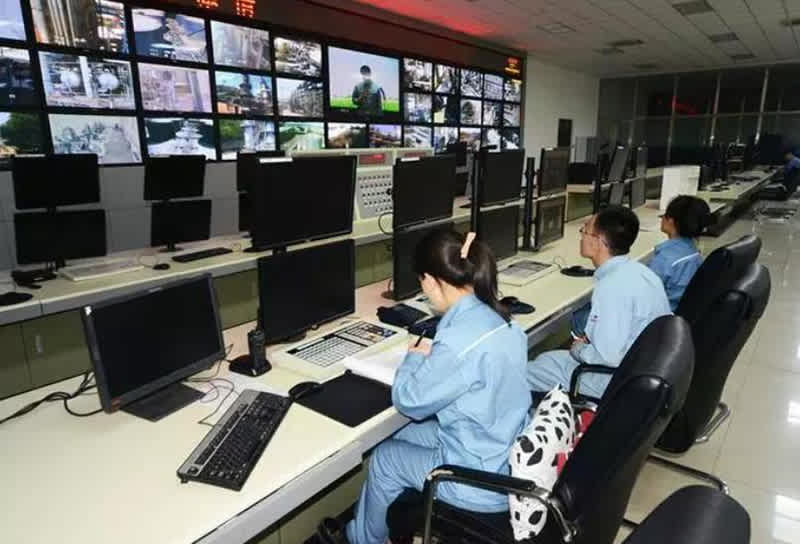Salle de contrôle d'une usine avec écrans de supervision