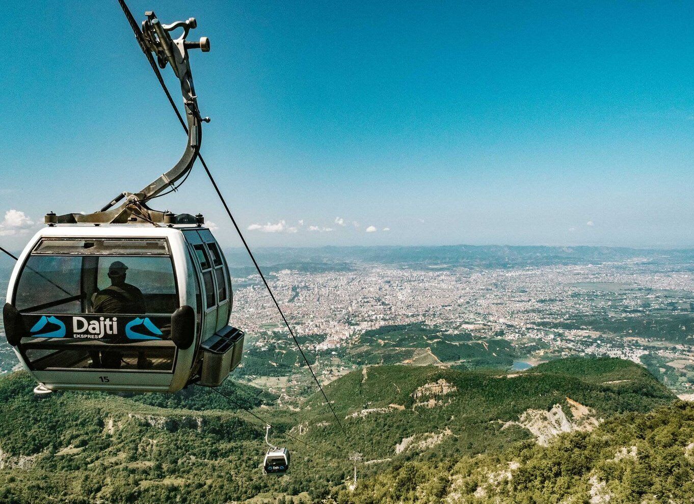 Teleférico Dajti Ekspres sobre Tirana, Albânia, com vistas para a cidade e montanha