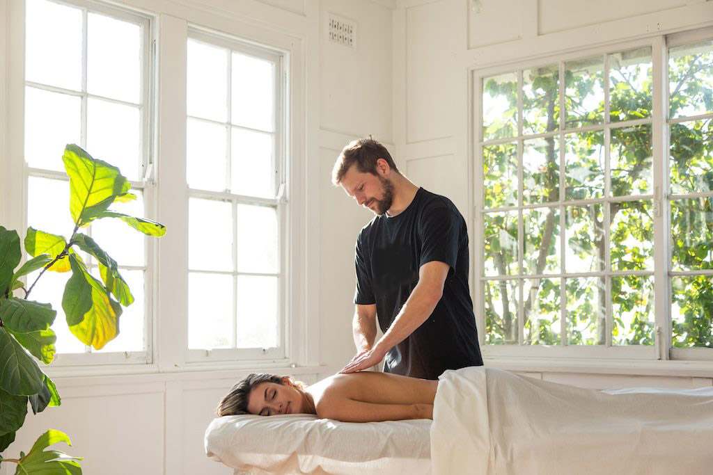 Sessão profissional de massagem remedial pós-treino para recuperação ativa