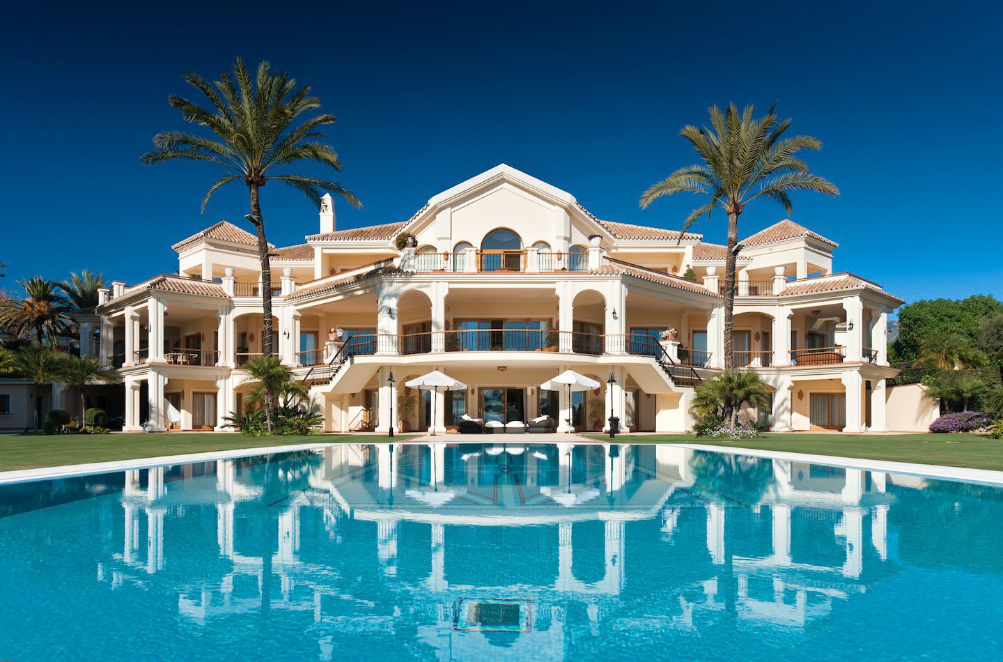 Beachfront luxury villa with pool in Marbella