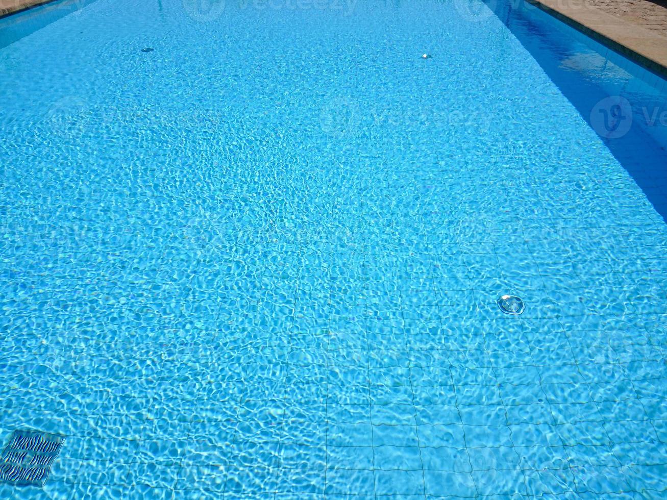 Leeres Schwimmbecken von oben mit blauem Wasser