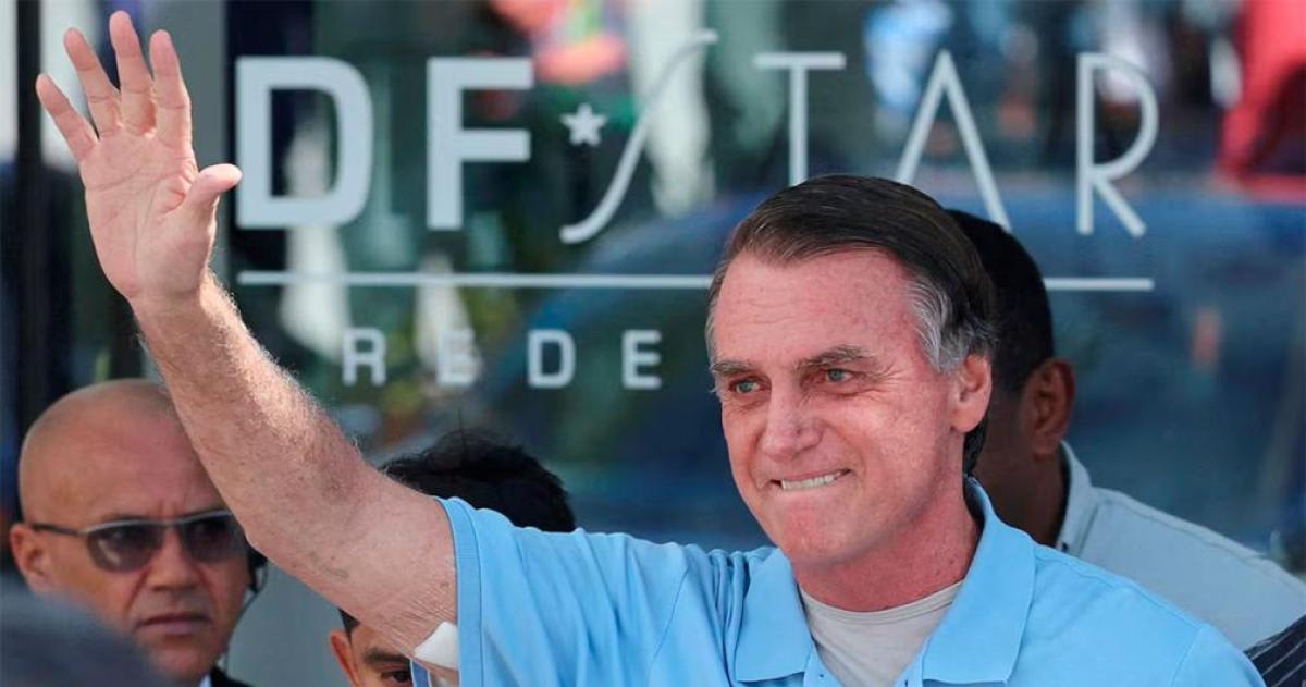 Jair Bolsonaro saliendo del hospital rumbo a su domicilio