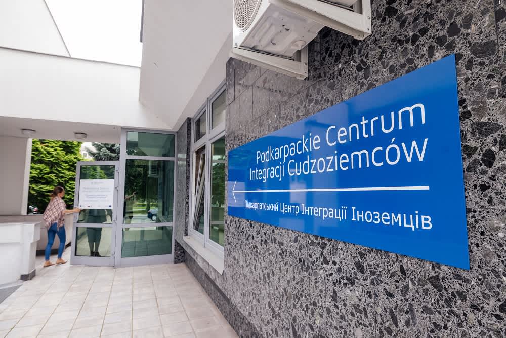 Cudzoziemiec rejestrujący się w urzędzie w Polsce