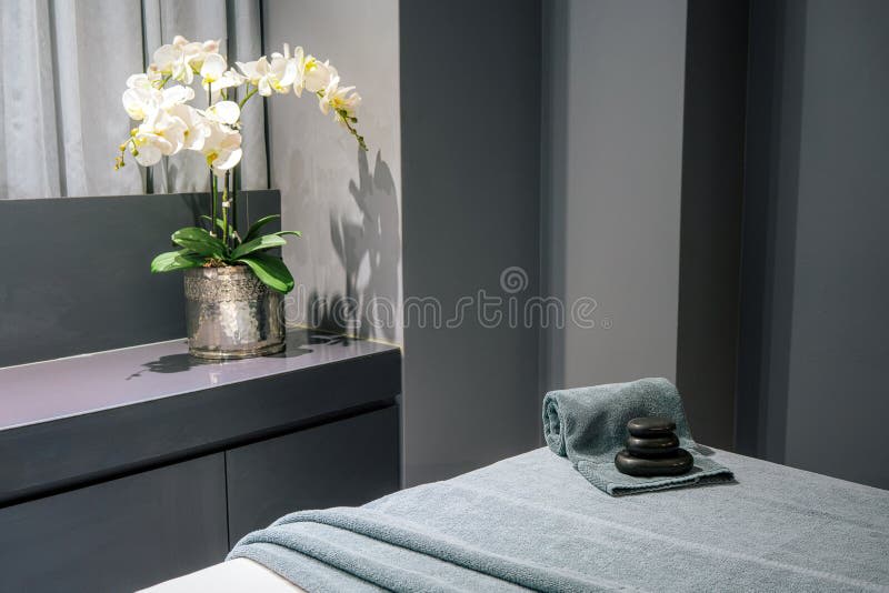 Cabine de massage luxueux avec orchidée et serviettes