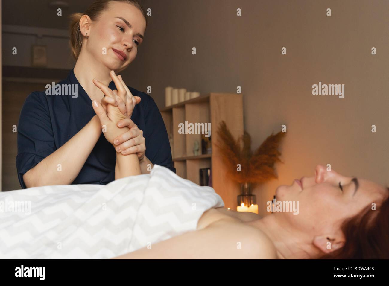 Massage thérapeutique des mains par une praticienne spa