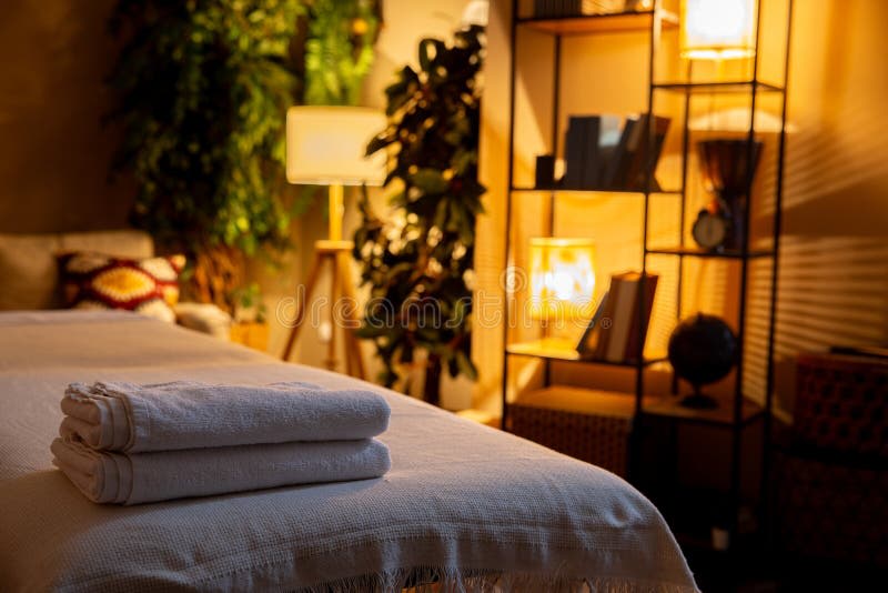 Intérieur spa luxueux avec serviettes blanches et ambiance chaleureuse