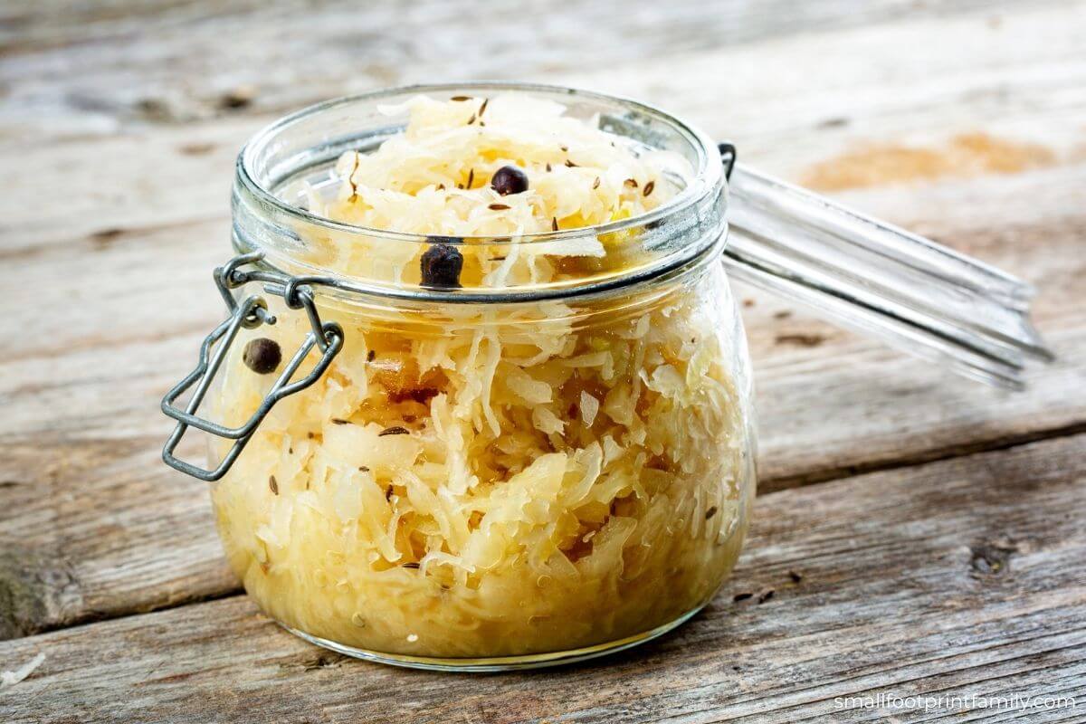 Selbst gemachtes Sauerkraut im Einmachglas auf Holztisch