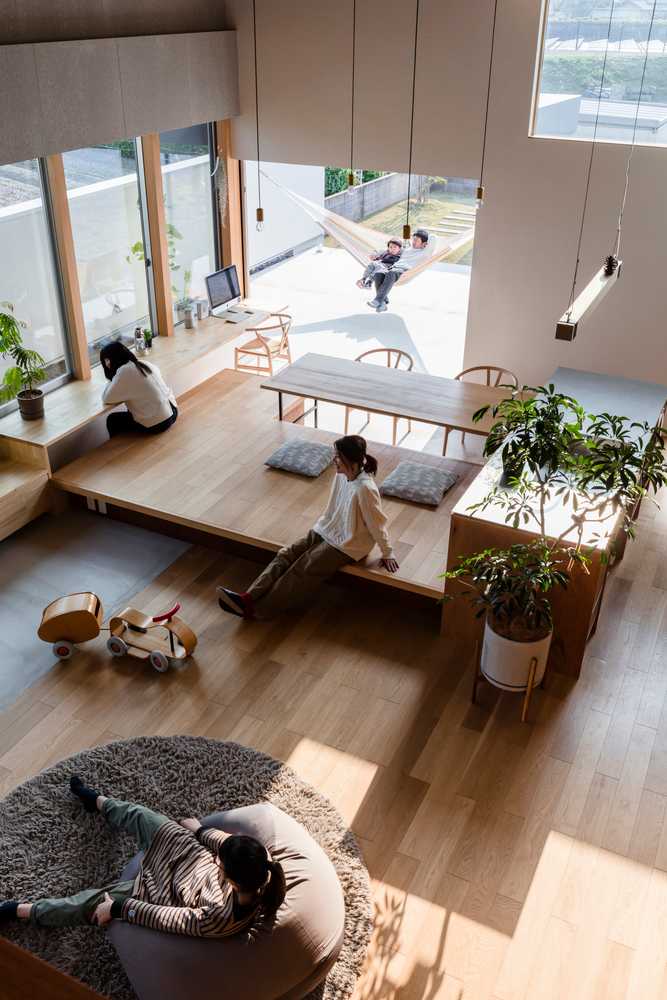 Interior de residência japonesa moderna com ambiente acolhedor