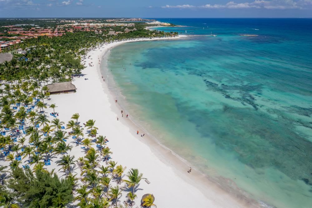 Playa y resort en Riviera Maya