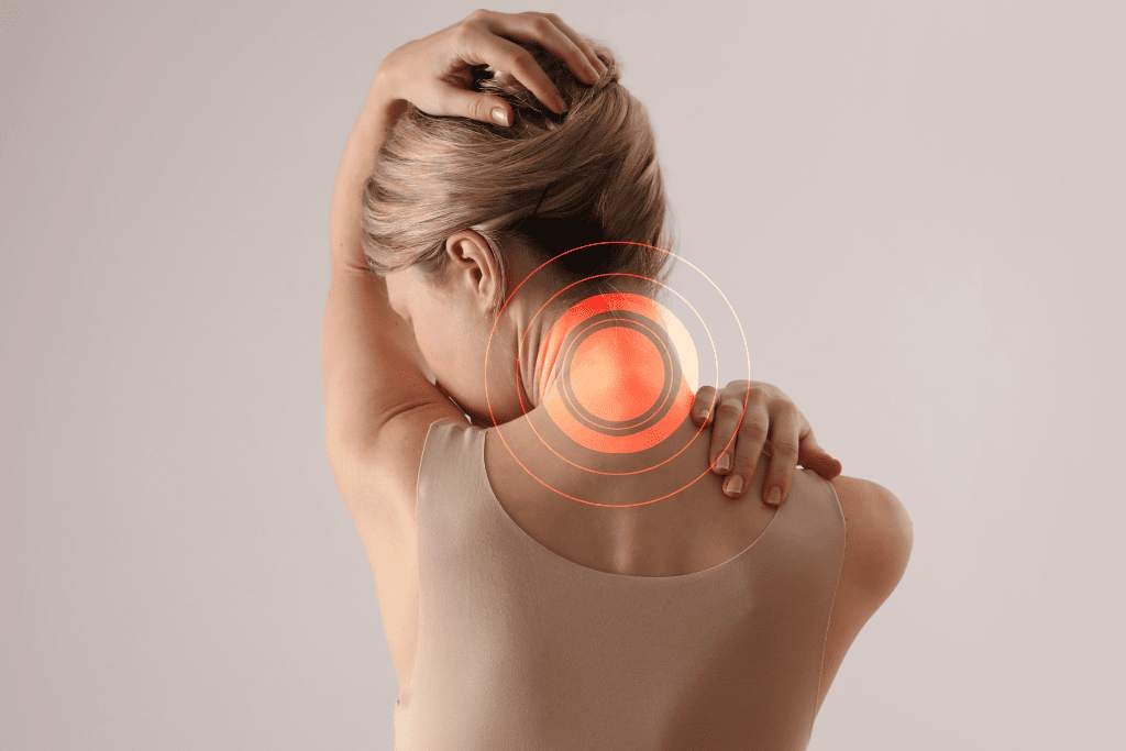 Mulher com dor na nuca — área cervical destacada em vermelho