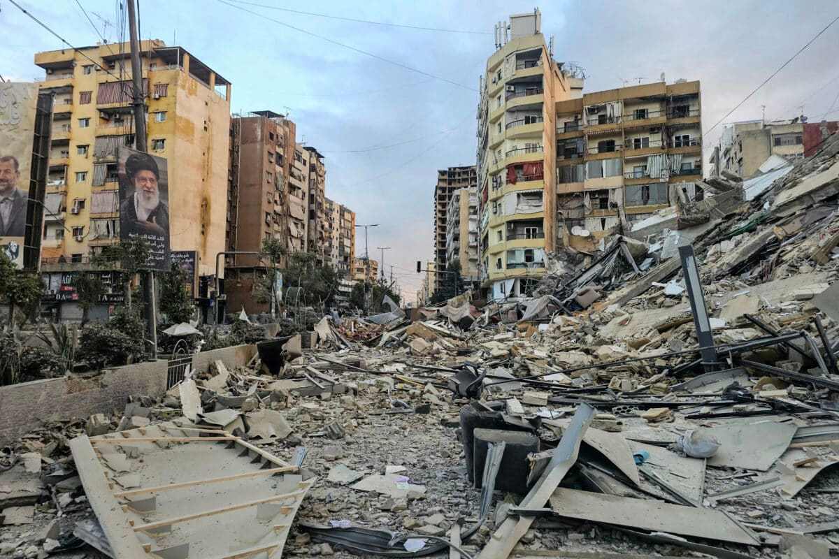 Ciudad en Medio Oriente con edificios destruidos por el conflicto