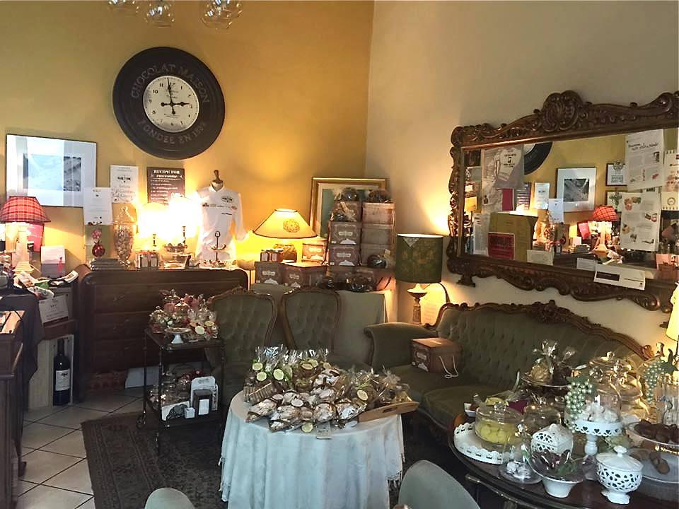 Interno bar Il Giardino di Ginevra con decor vintage