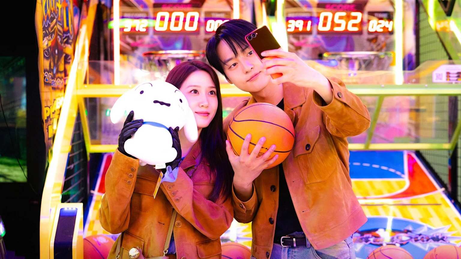 Imagem promocional do casal protagonista de Assustadoramente Apaixonados