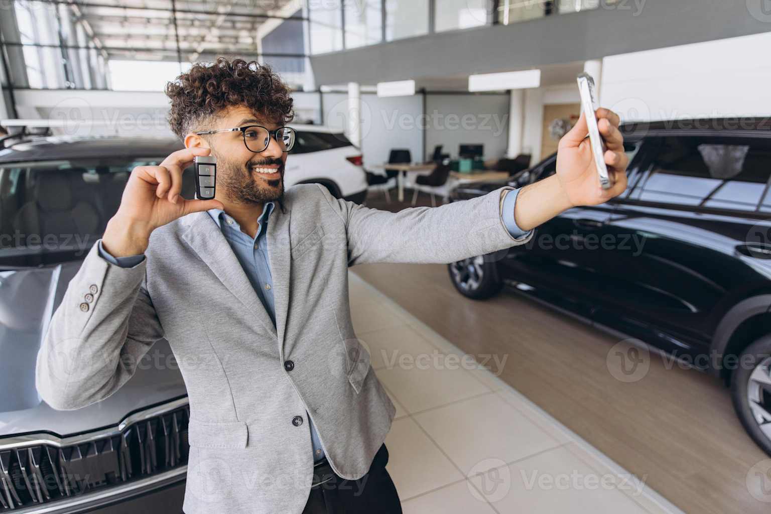 Cliente feliz con llaves de auto nuevo