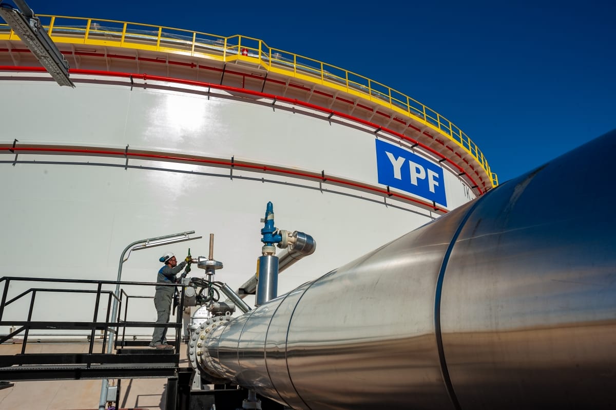 Trabajador junto a tanque de almacenamiento de YPF