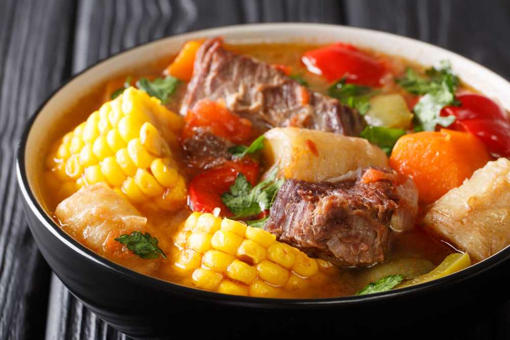 Puchero bogotano con pollo, cerdo y verduras