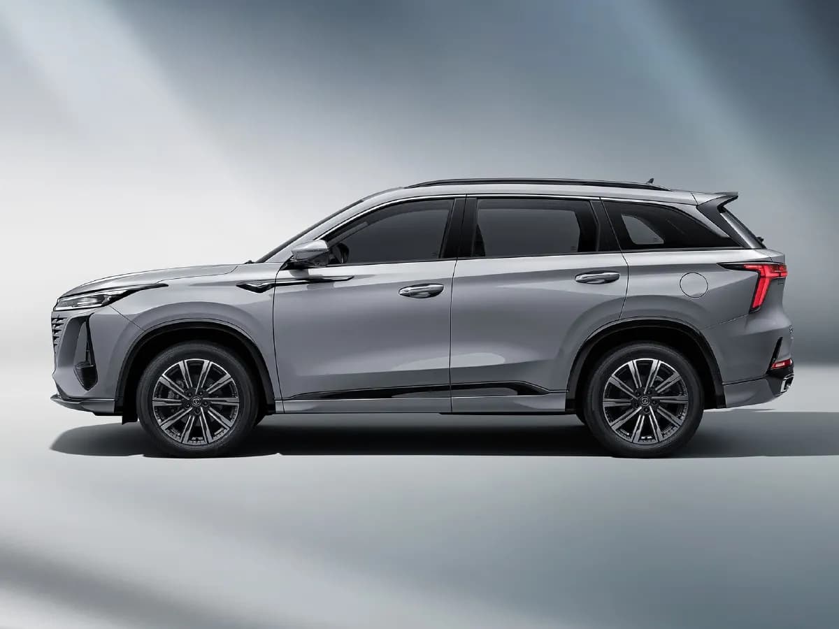 Changan CS75 PLUS 2024 — серебристый SUV
