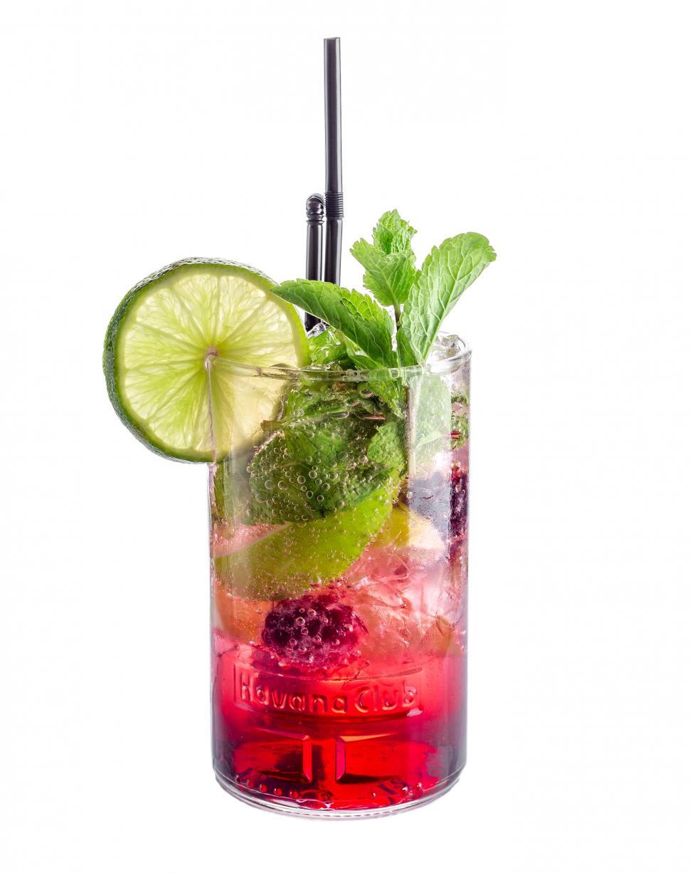 Cocktail tropical rouge avec menthe et citron