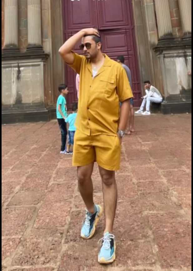 Men smart casual airport outfit India — slim tee with open linen overshirt and slim chinos