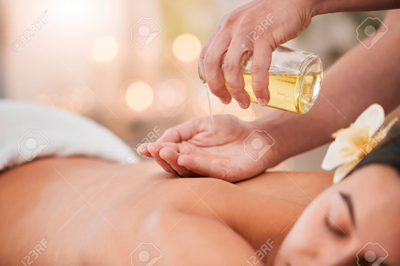 Massage à l'huile dans un cadre spa luxueux
