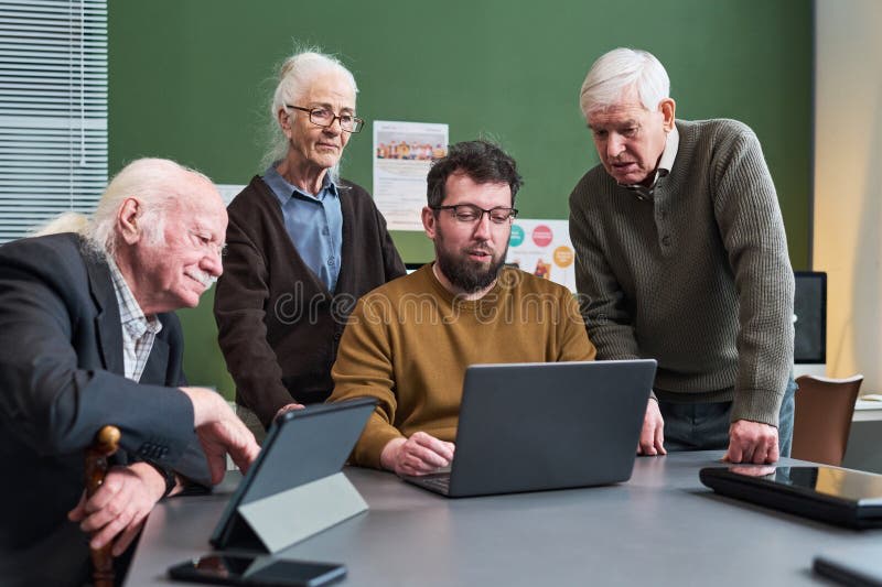 Groupe de seniors en atelier numérique