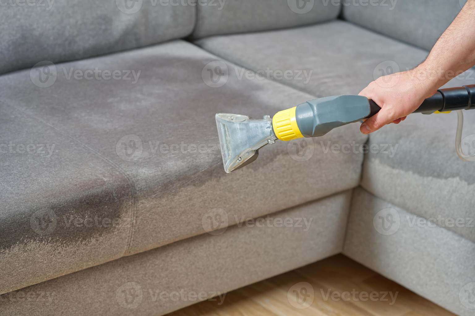 Lavado de muebles en guayaquil 4 Limpieza a vapor con extractor profesional en sofá gris