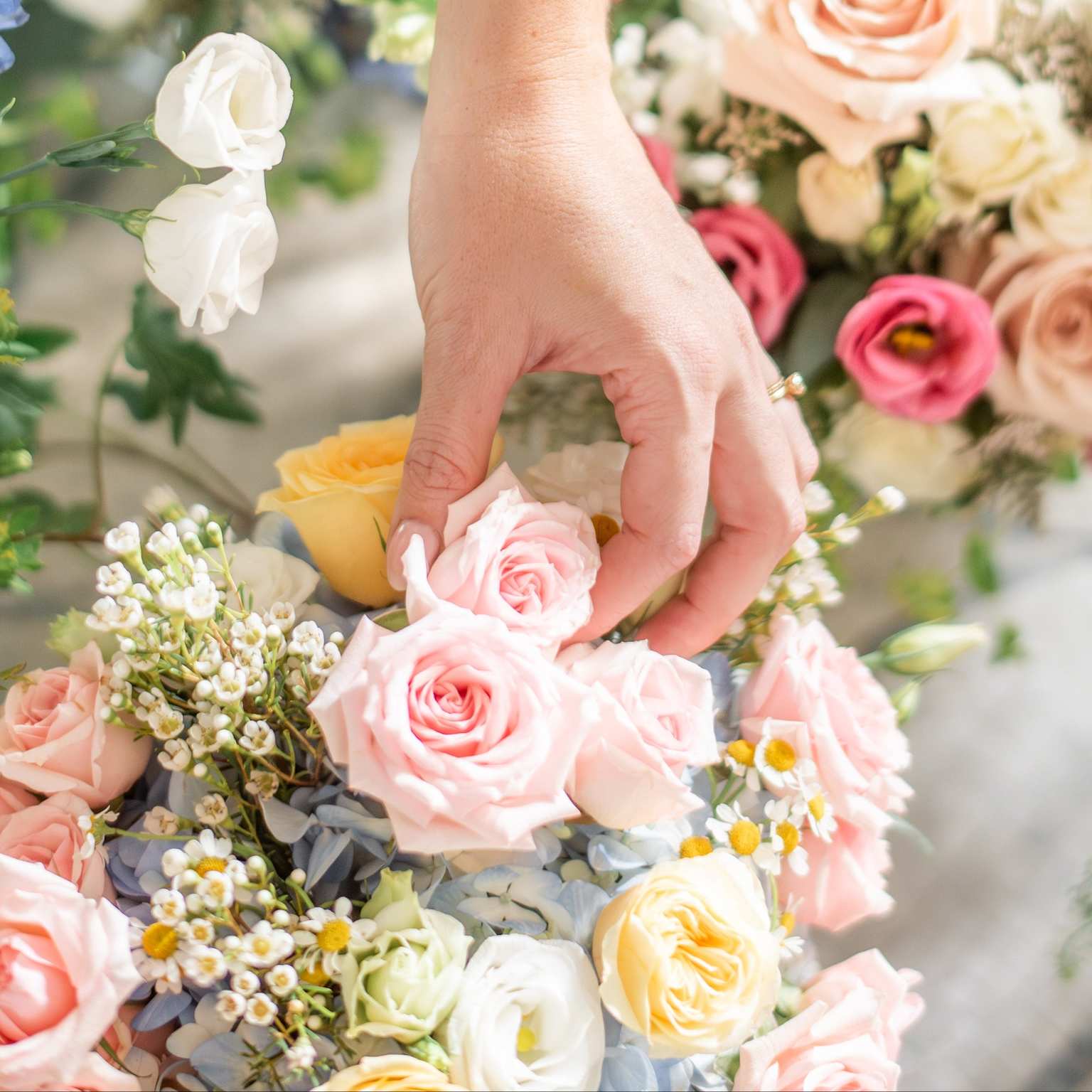 Bó hoa hồng pastel đang được sắp xếp — Hoa Tươi Theo Mùa