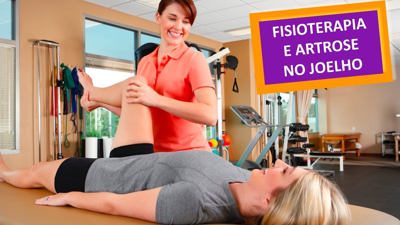 Fisioterapeuta auxiliando paciente em exercício para joelho em clínica de reabilitação