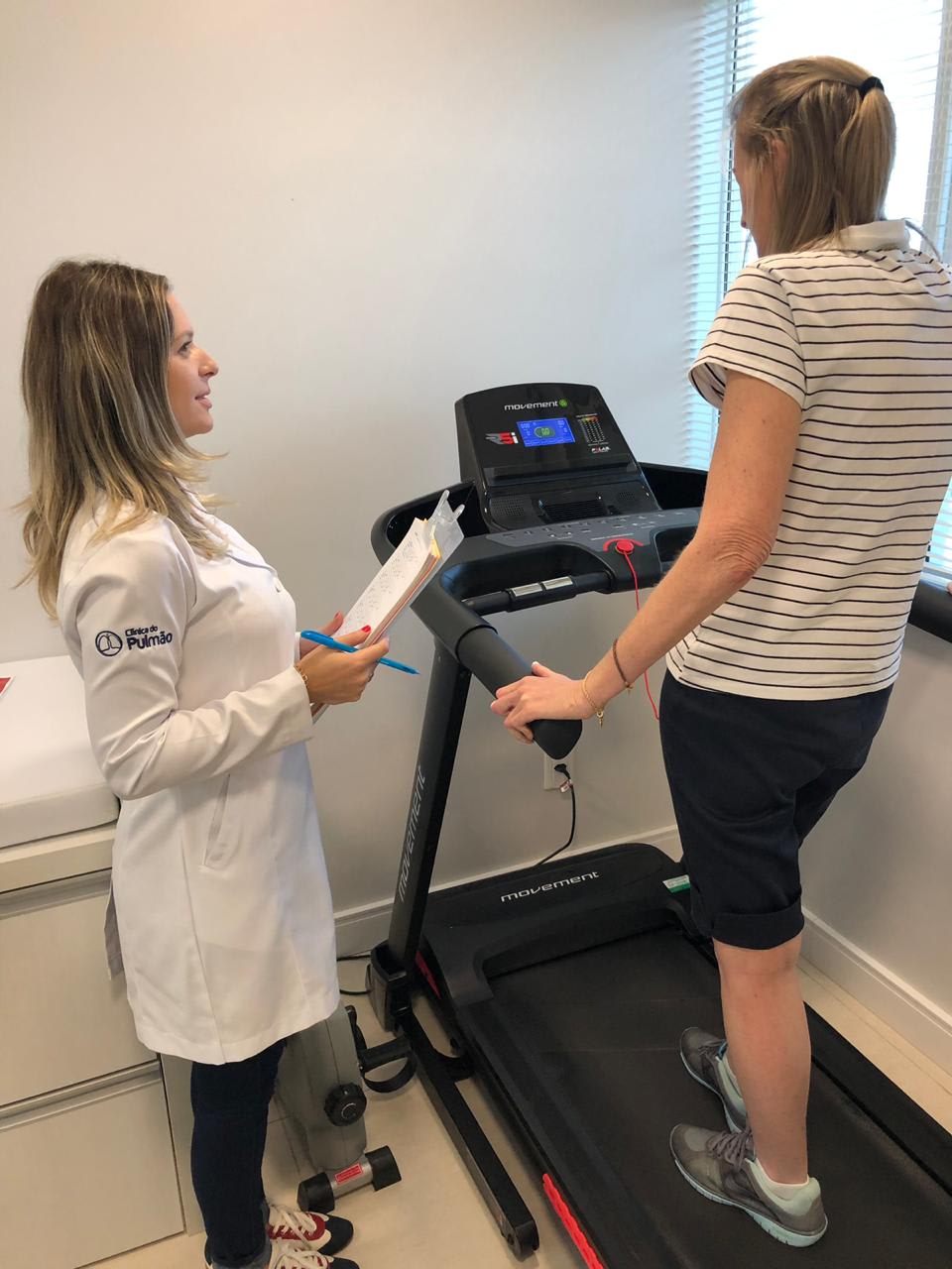 Paciente realizando exercício em esteira com supervisão médica em programa de reabilitação pulmonar