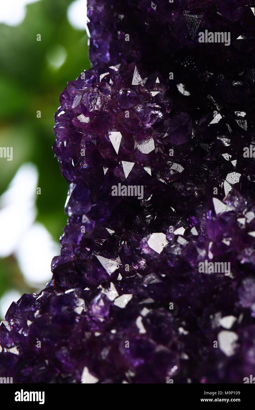 Amethystdruse roh, natürliche Kristallhöhle