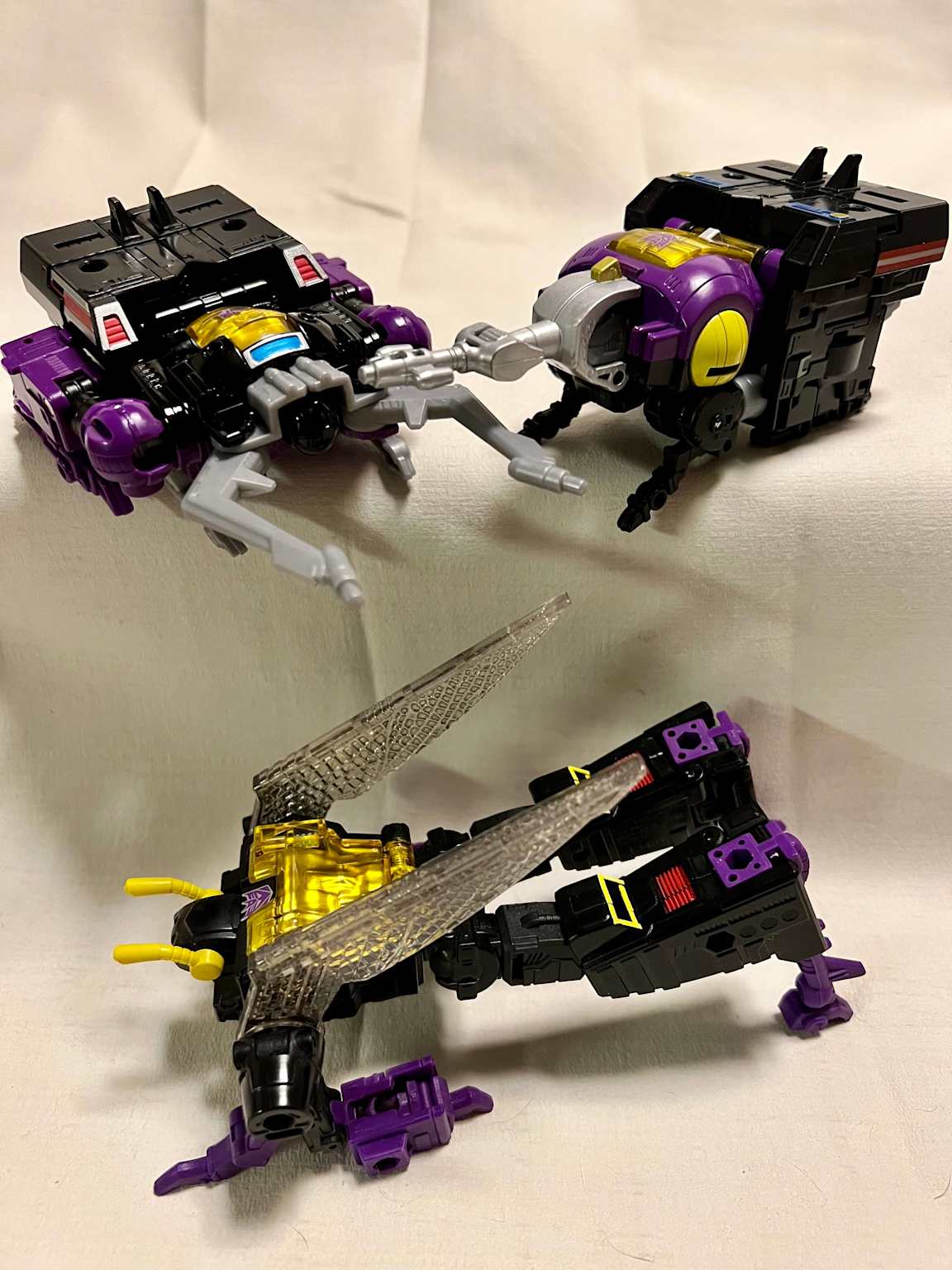 Les trois Insecticons Legacy Evolution en mode robot et insecte - Shrapnel Kickback Bombshell