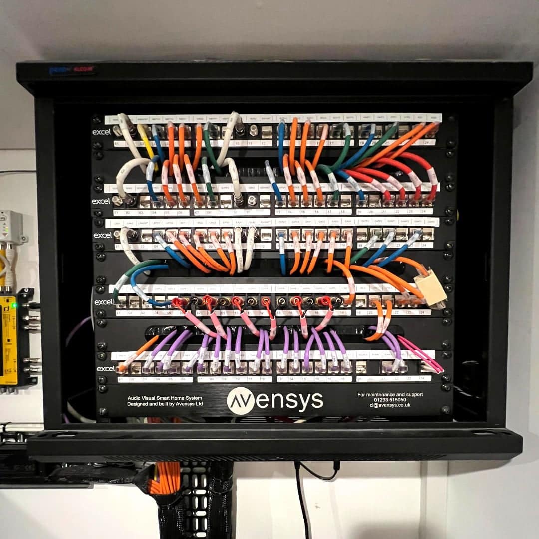 Rack mural con patch panel y cableado estructurado