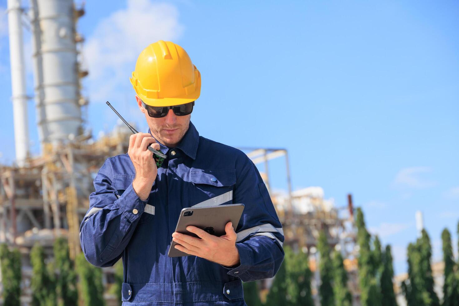 Ingénieur utilisant une tablette sur un site industriel moderne
