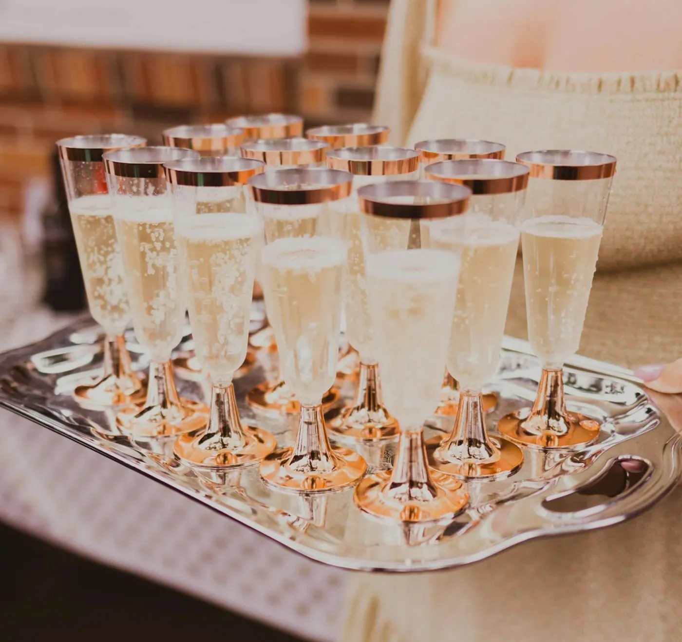 Service de flûtes élégantes pendant un événement cocktail