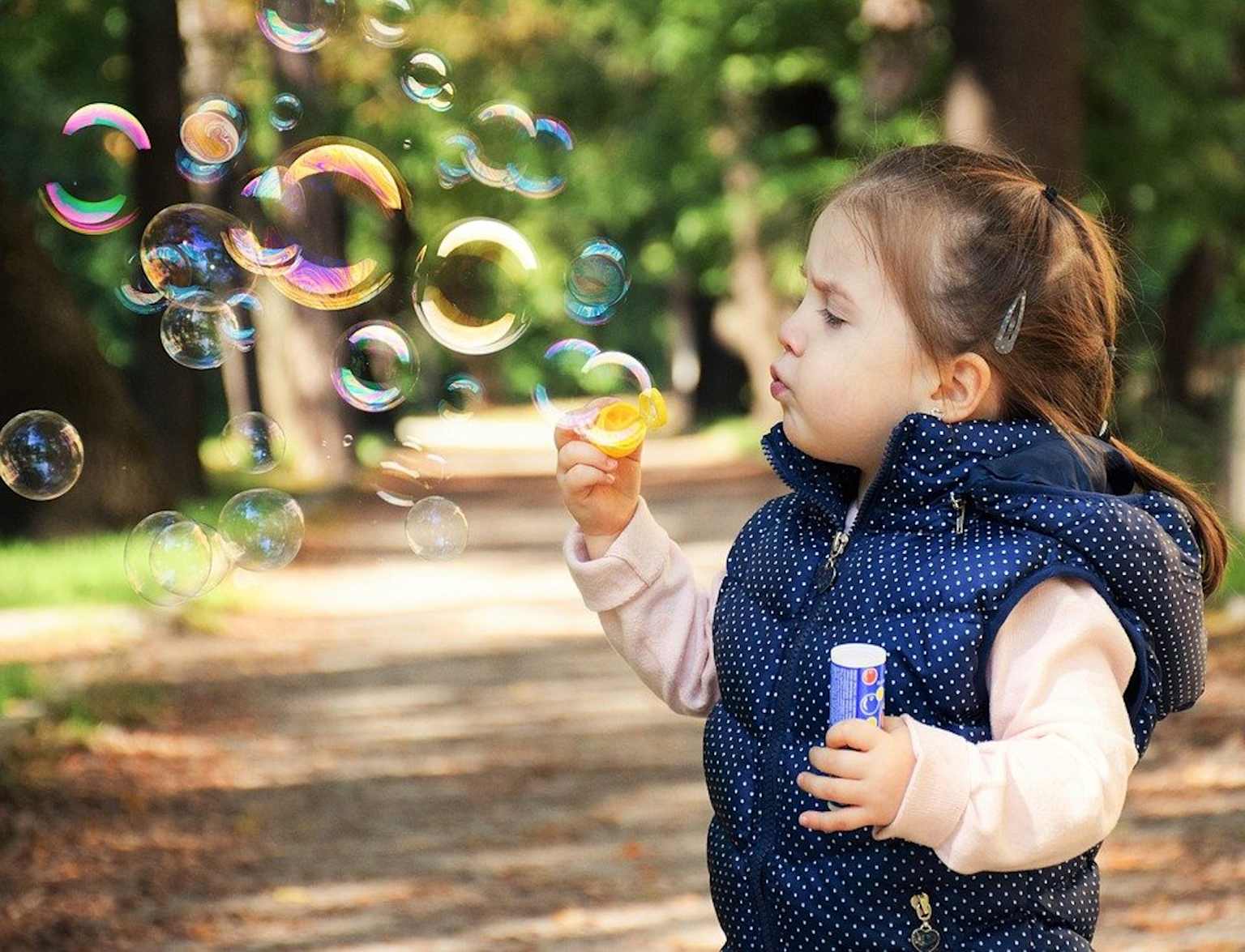 Enfant qui joue dans un parc au printemps