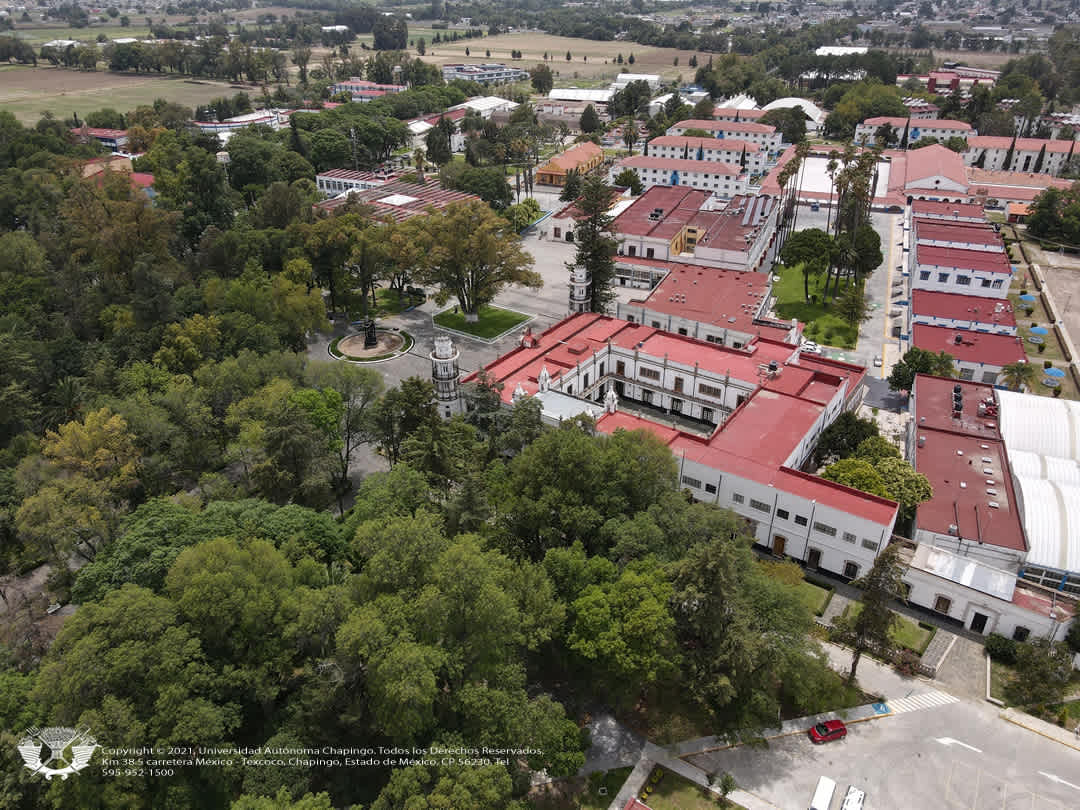 Vista aérea del campus principal de la Universidad Autónoma Chapingo (UACh) en Texcoco, Estado de México — edificios históricos rodeados de campos experimentales