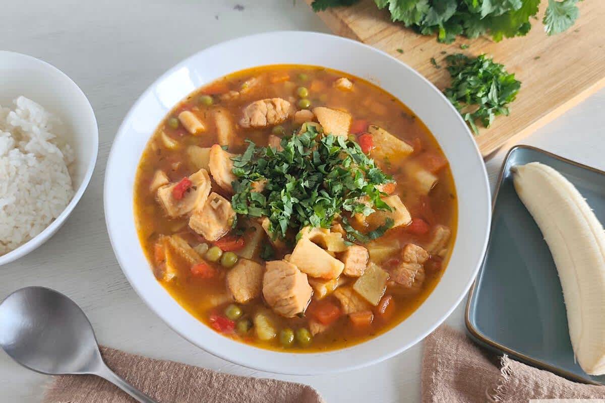 Mondongo colombiano con verduras y hierbas