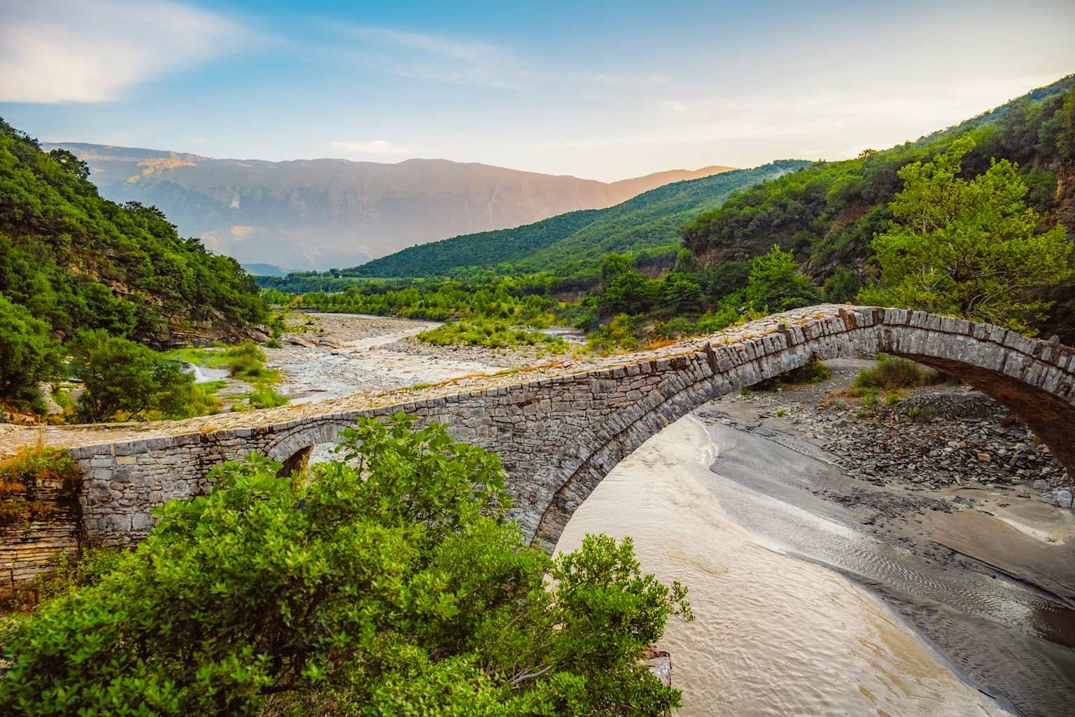 Ponte de pedra otomana sobre o rio Langarica, Albânia