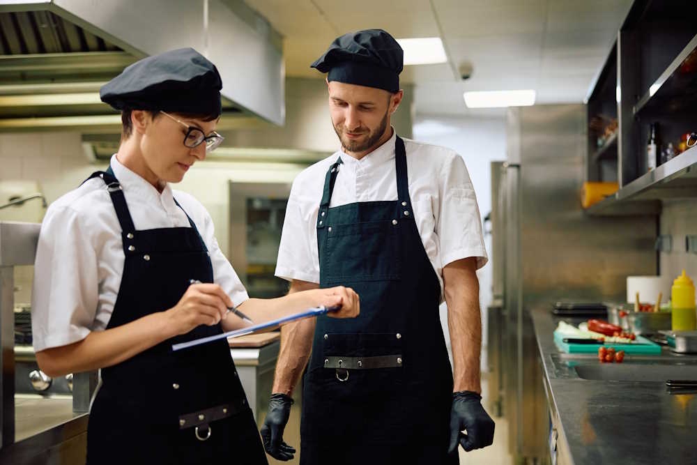 Inspeção e controle de qualidade em cozinha industrial organizada