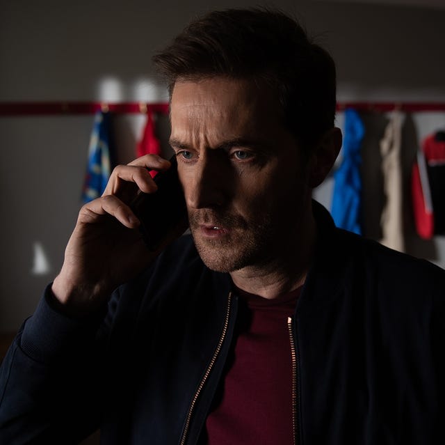 Richard Armitage como Adam Price en No hables con extraños