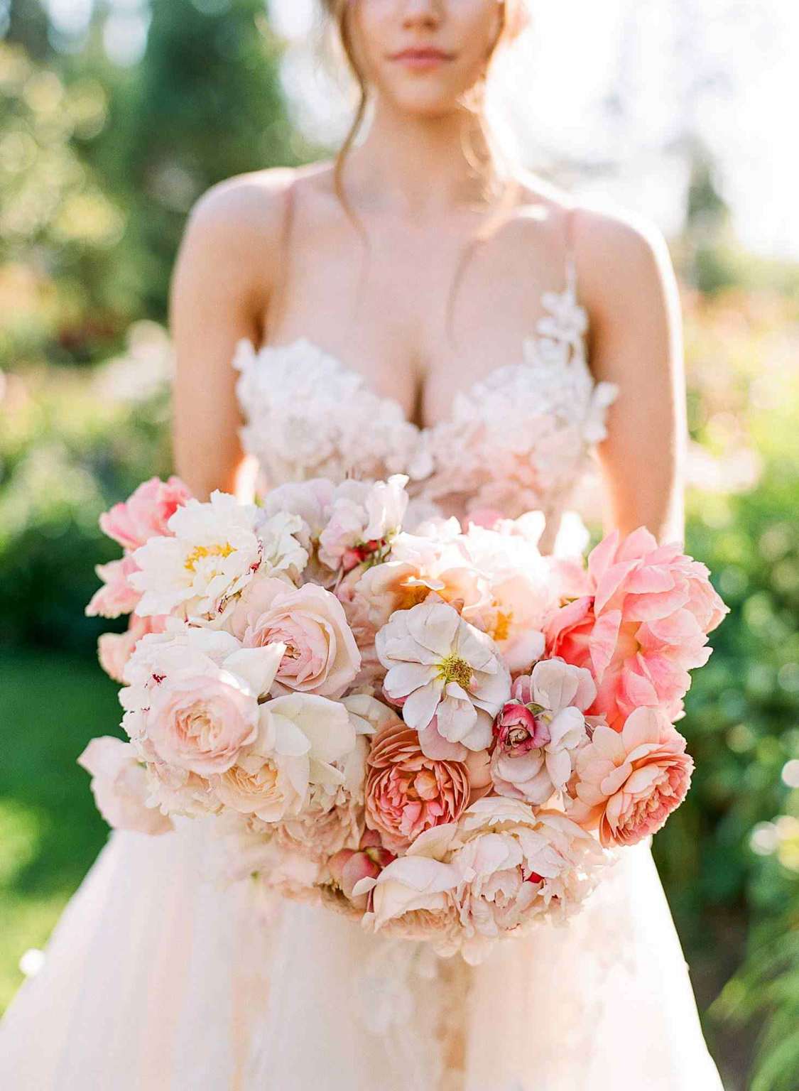 Cô dâu cầm bó hoa mẫu đơn hồng trắng trong khu vườn — Bộ sưu tập Bó Hoa Cưới Celia De Fleur