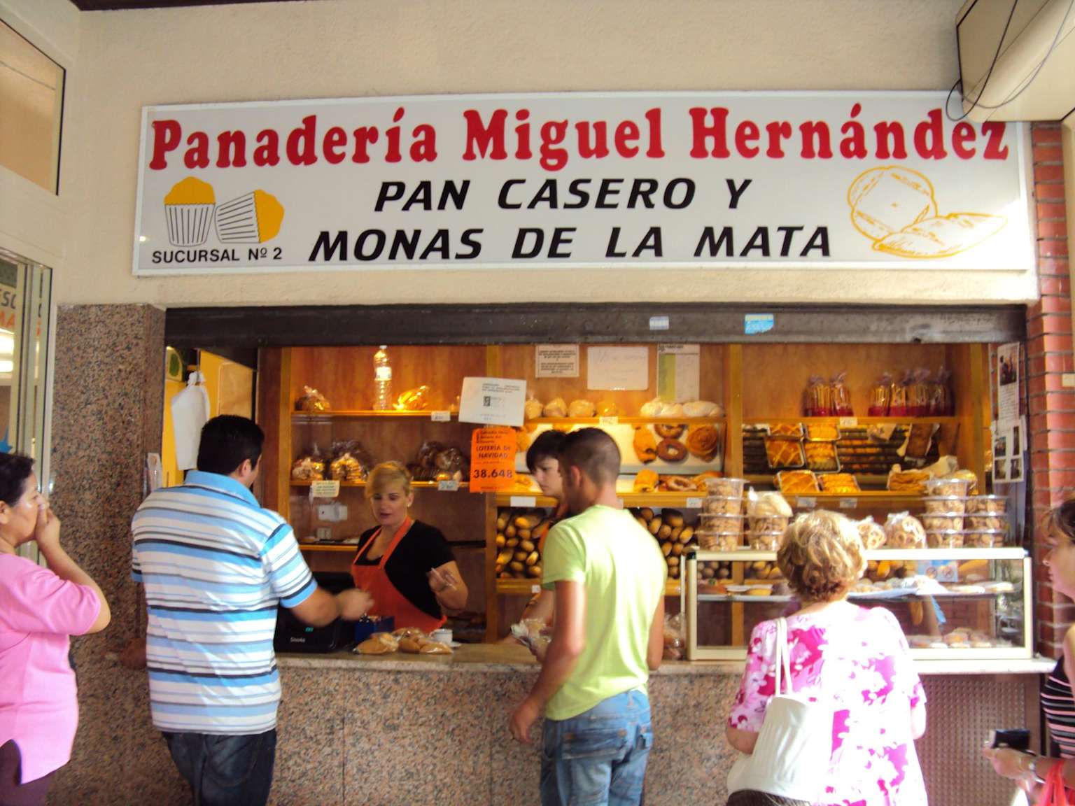 Pan artesanal de masa madre recién horneado en la Panadería Miguel Hernández