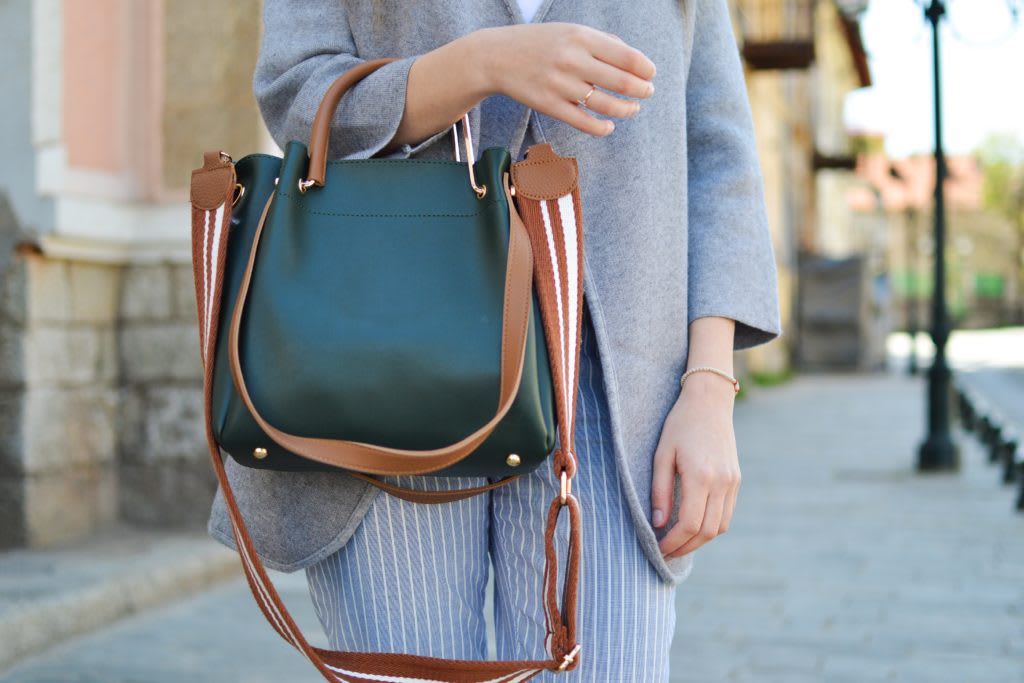 Mulher carregando bolsa pesada no ombro
